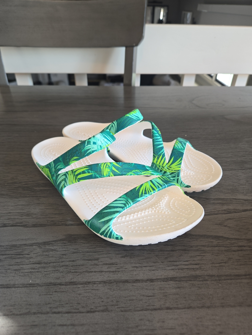 Crocs Kadee II Tropical Sandals Women's Size 7 Slip On Palm Leaves